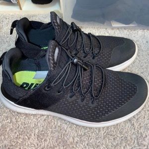 Black Nike tennis shoes slip on